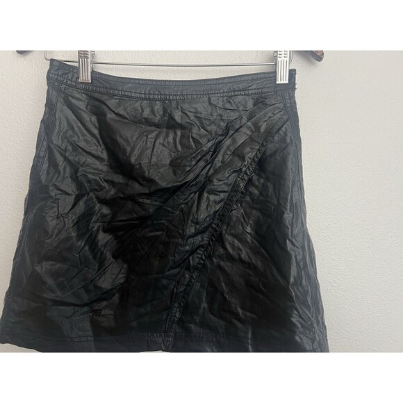 Free People Fake Out Black Faux Leather Mini Skirt Size 2 Mob Wife Grunge Goth - Picture 4 of 7